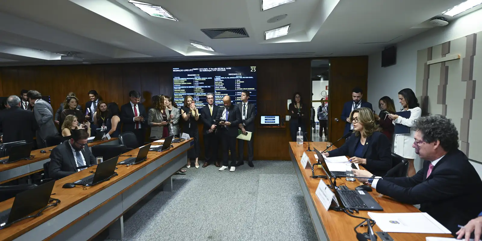 Fim da taxa das blusinhas avança em comissão e vai a votação no plenário do Congresso