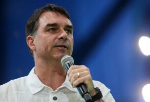 Flávio Bolsonaro agita público em Jaguariúna com apelo pelo retorno do pai em 2027