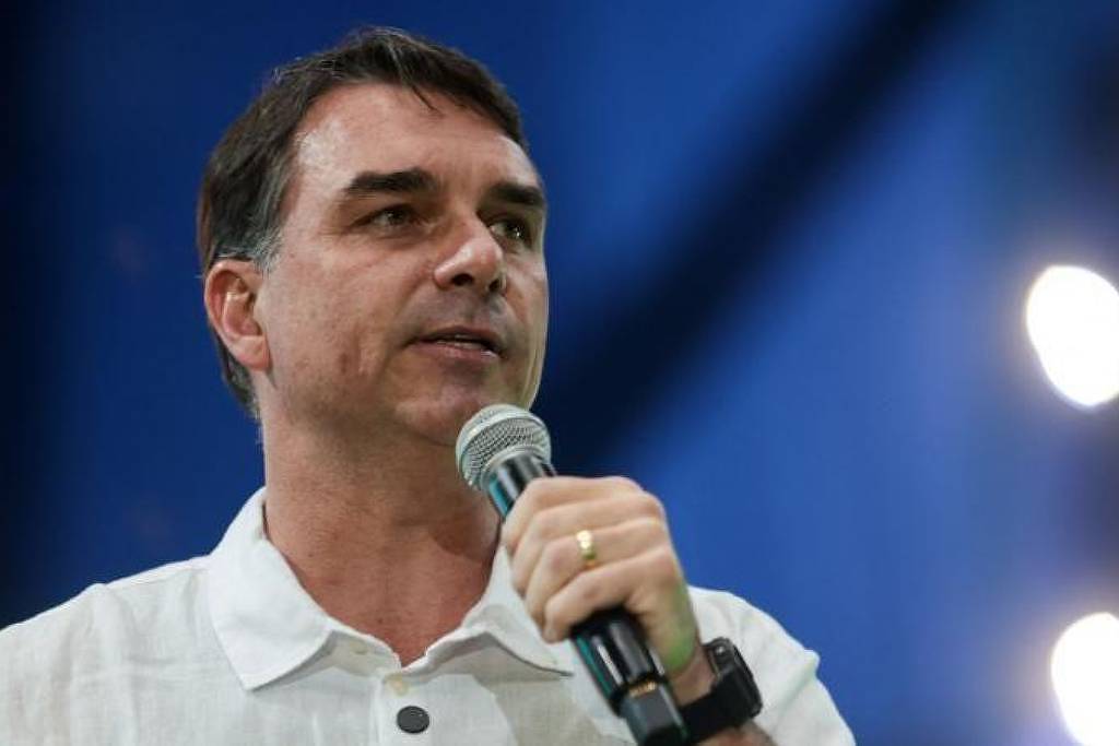 Flávio Bolsonaro agita público em Jaguariúna com apelo pelo retorno do pai em 2027