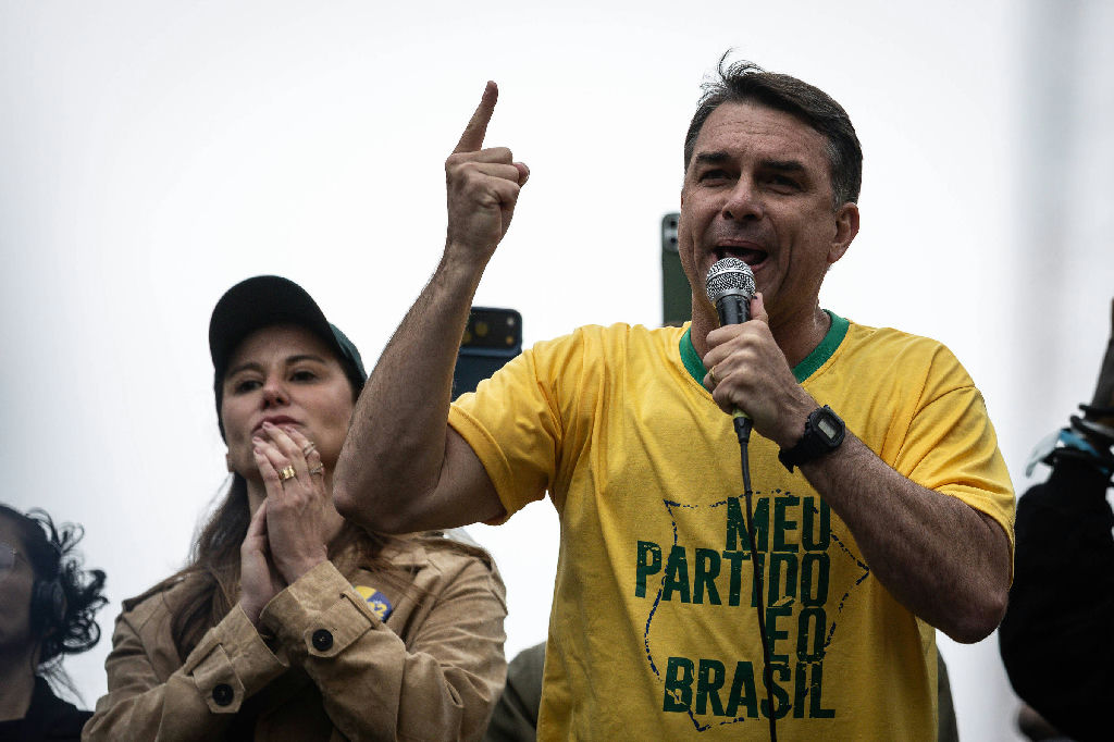 Flávio Bolsonaro liga Lula a crise no STF e critica grupo da PF após afastamento de diretor