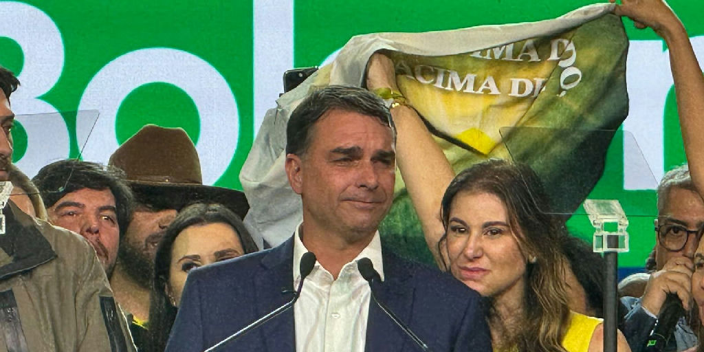 Flávio Bolsonaro usou jatinho ligado a ex-banqueiro investigado, revela Piauí