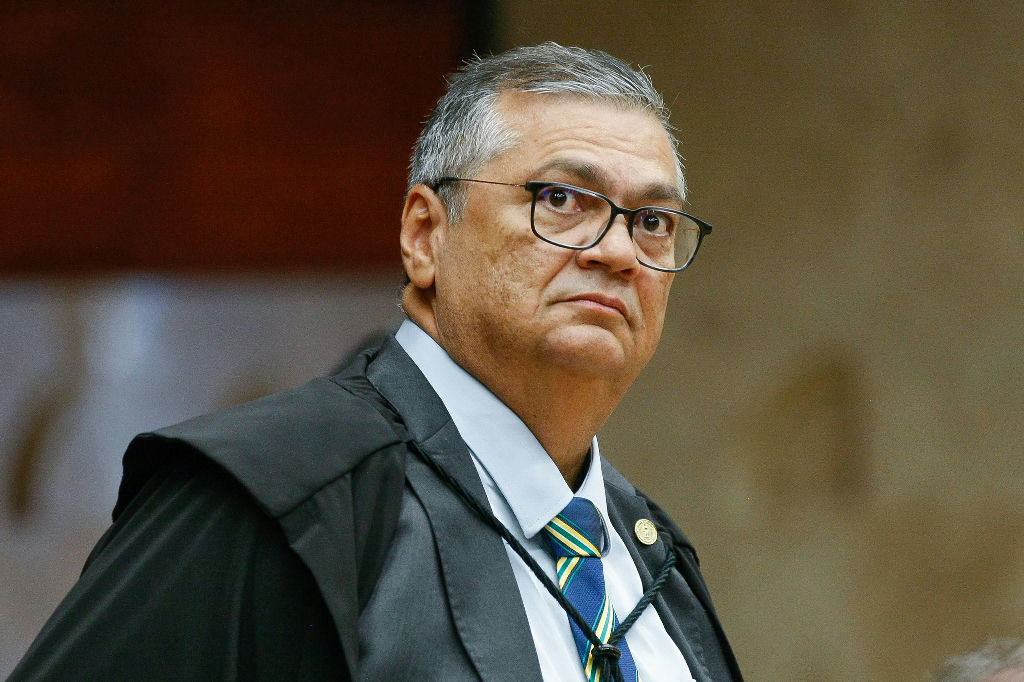 Flávio Dino retira sigilo de investigação sobre filme de Bolsonaro e determina novas diligências