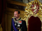 Haakon 8º presta juramento no Parlamento e assume o trono da Noruega