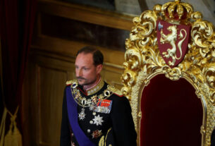 Haakon 8º presta juramento no Parlamento e assume o trono da Noruega