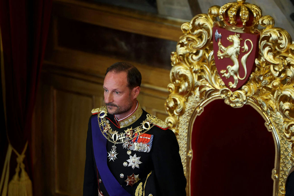 Haakon 8º presta juramento no Parlamento e assume o trono da Noruega
