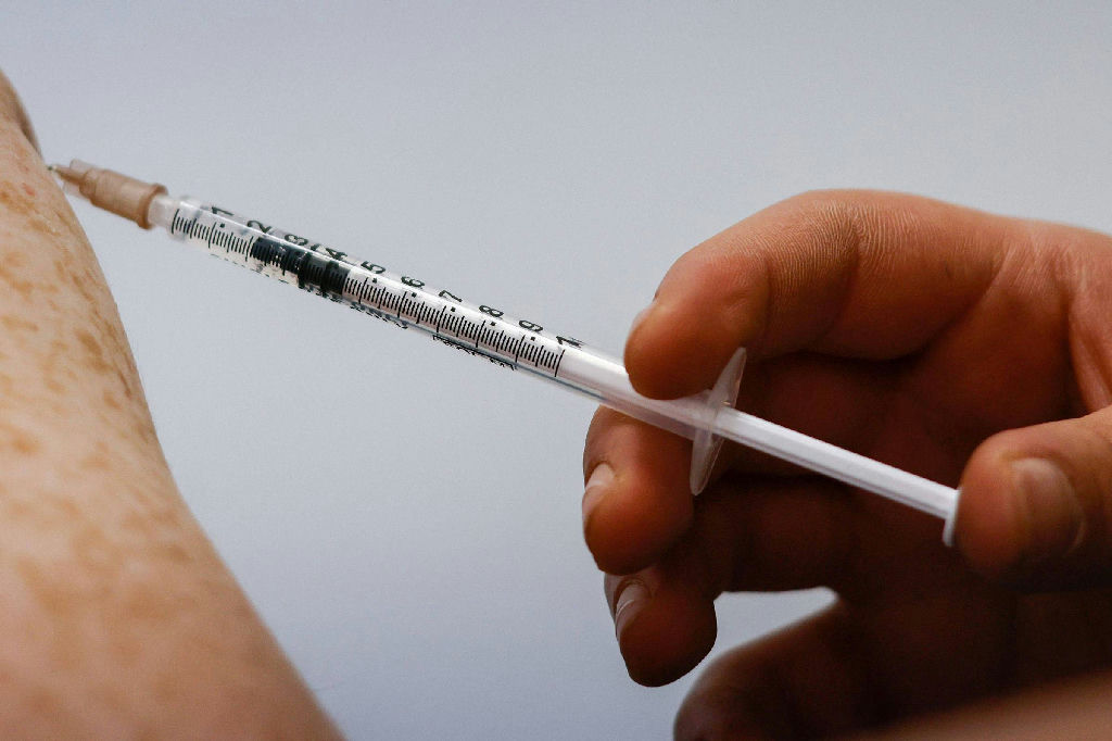 Imunizante contra herpes-zóster pode reduzir risco de demência em idosos, aponta estudo