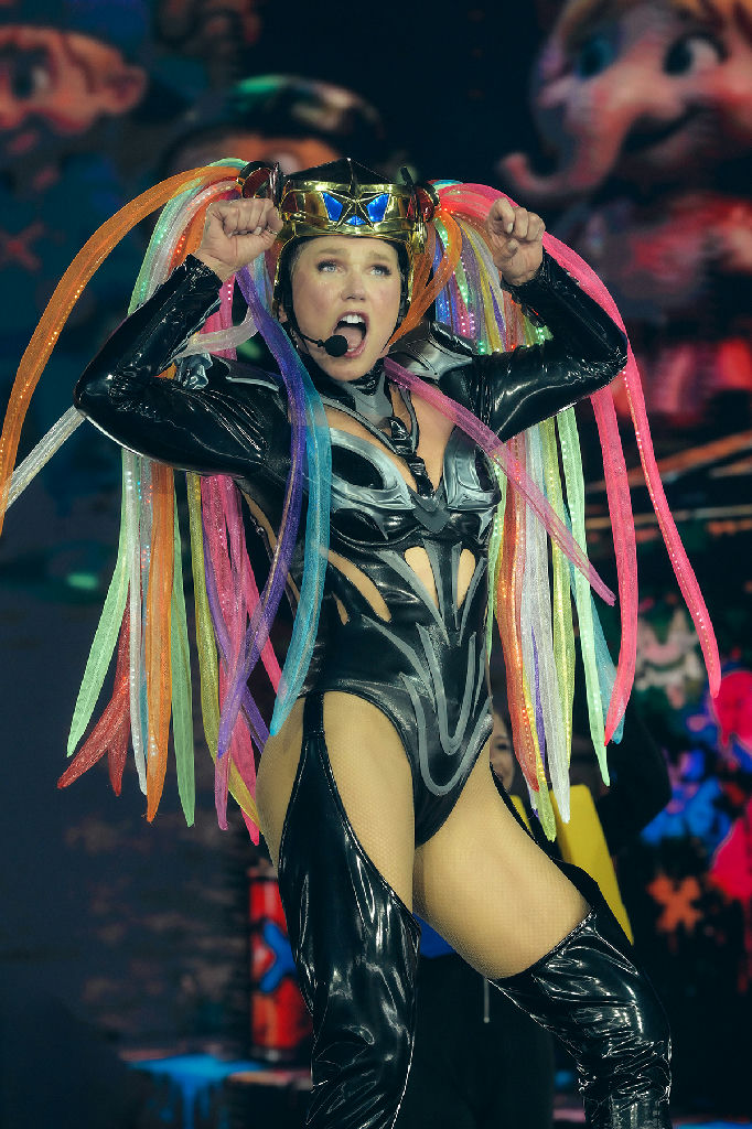 Juliana Baroni rebate críticas ao figurino de Xuxa e aponta dois pesos e duas medidas