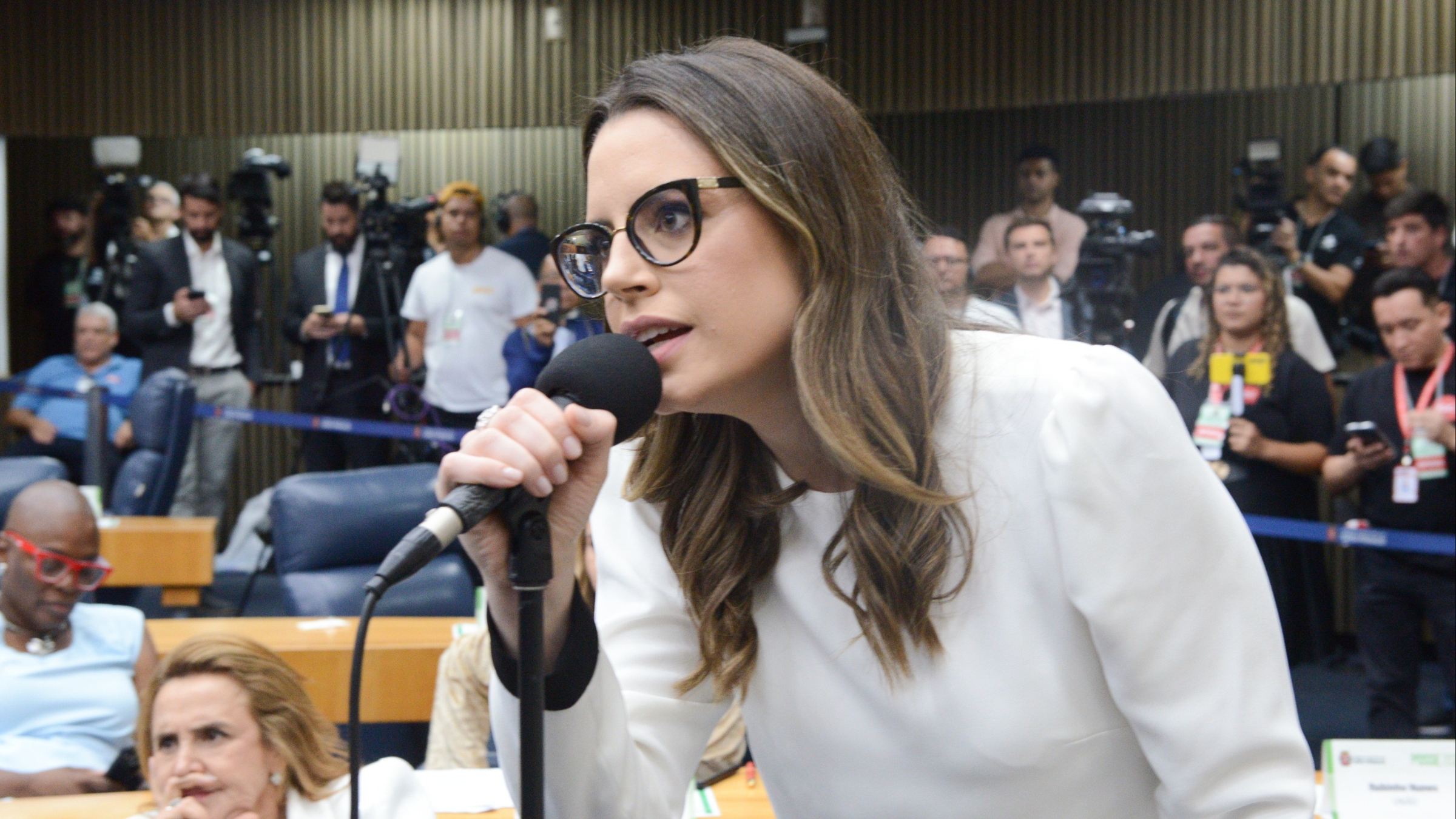 Justiça determina que Zoe Martinez indenize Felipe Neto em R$ 20 mil por vídeo forjado