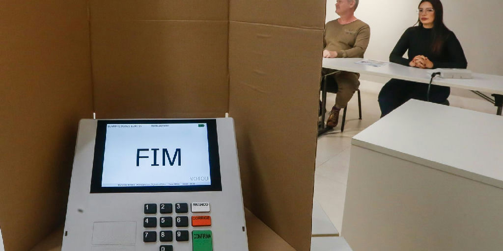Justiça Eleitoral atualiza regras contra uso de tecnologia na cabine de votação