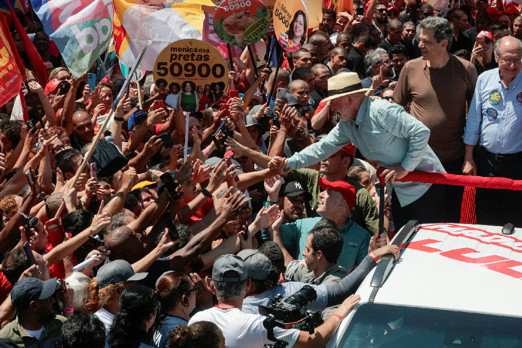Lula intensifica ataques a Flávio Bolsonaro e associa adversário a escândalos em ato de campanha