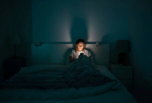 Luz azul antes de dormir: o brilho da tela é o verdadeiro vilão do seu sono?