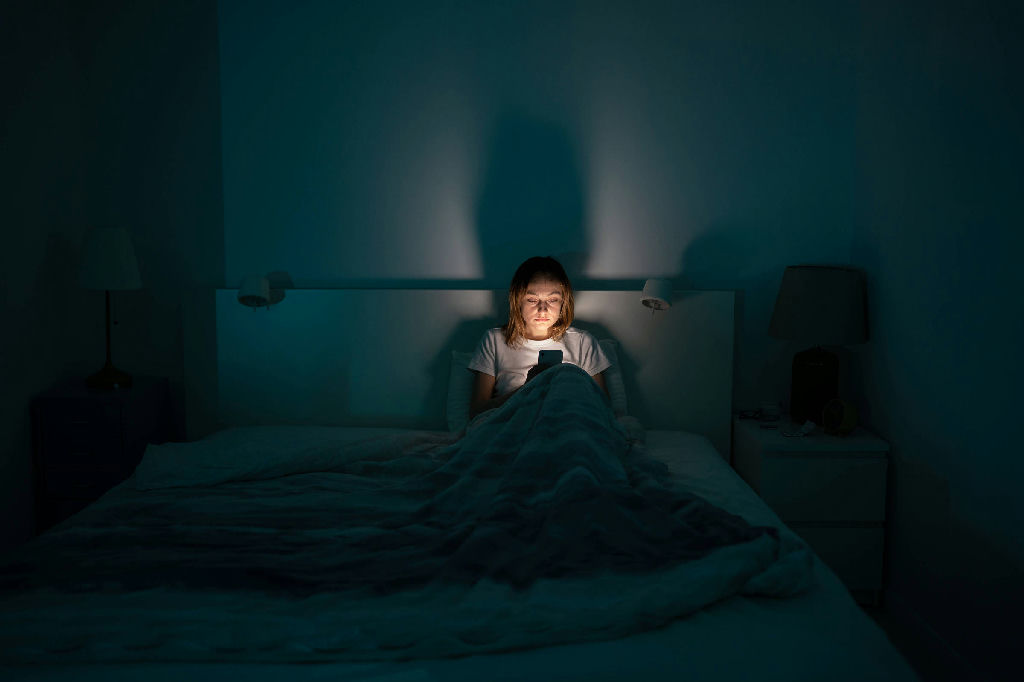 Luz azul antes de dormir: o brilho da tela é o verdadeiro vilão do seu sono?
