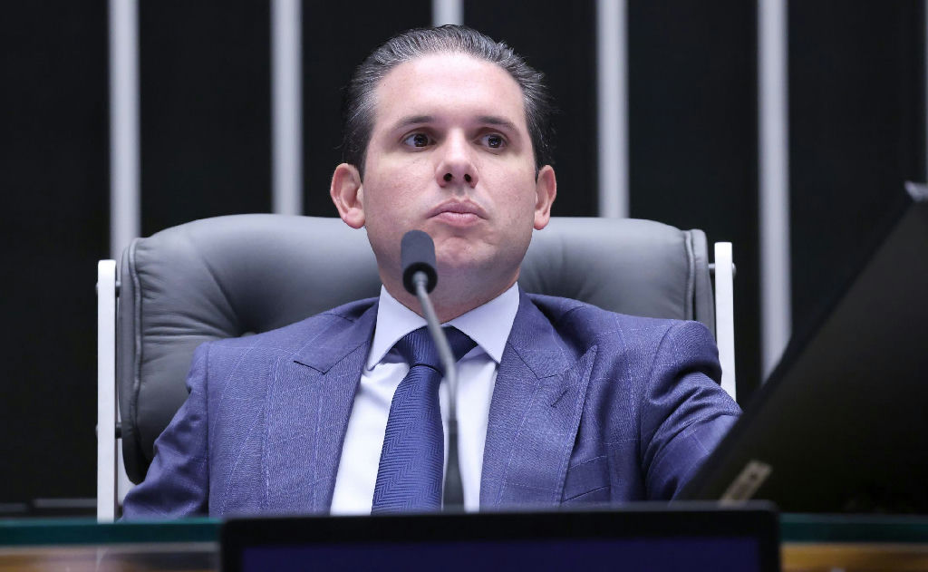 Mensagens revelam tratativas entre Hugo Motta e dono do Banco Master