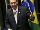 Omar Aziz barra 36 emendas da oposição e mantém fim da escala 6x1 em parecer na CCJ