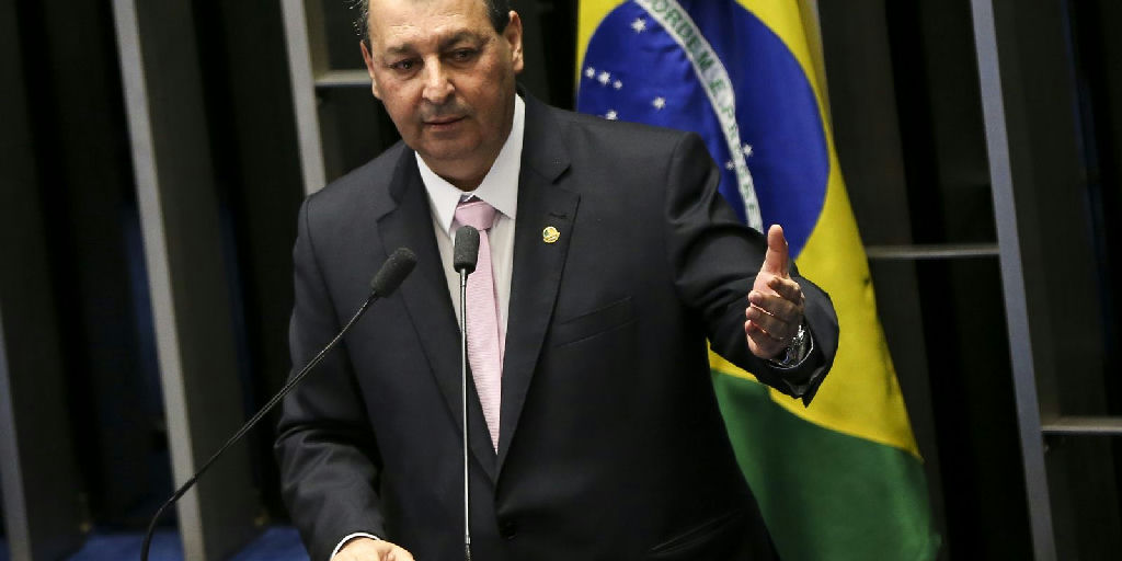 Omar Aziz barra 36 emendas da oposição e mantém fim da escala 6x1 em parecer na CCJ