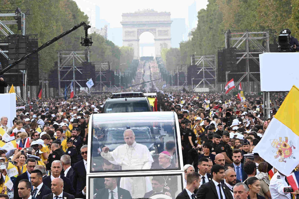 Papa Leão XIV mobiliza multidão de 800 mil fiéis em missa histórica realizada em Paris
