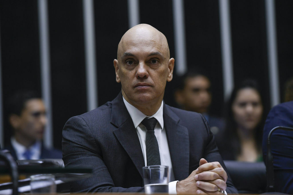 Perícia da Polícia Federal revela mensagens a Moraes, contrariando versão oficial do STF