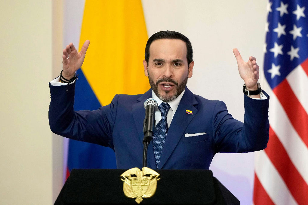 Presidente da Colômbia revoga decreto e flexibiliza porte de armas no país