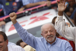 Rally de Lula na Zona Leste de SP usa canção de Nossa Senhora em meio a controvérsia eleitoral