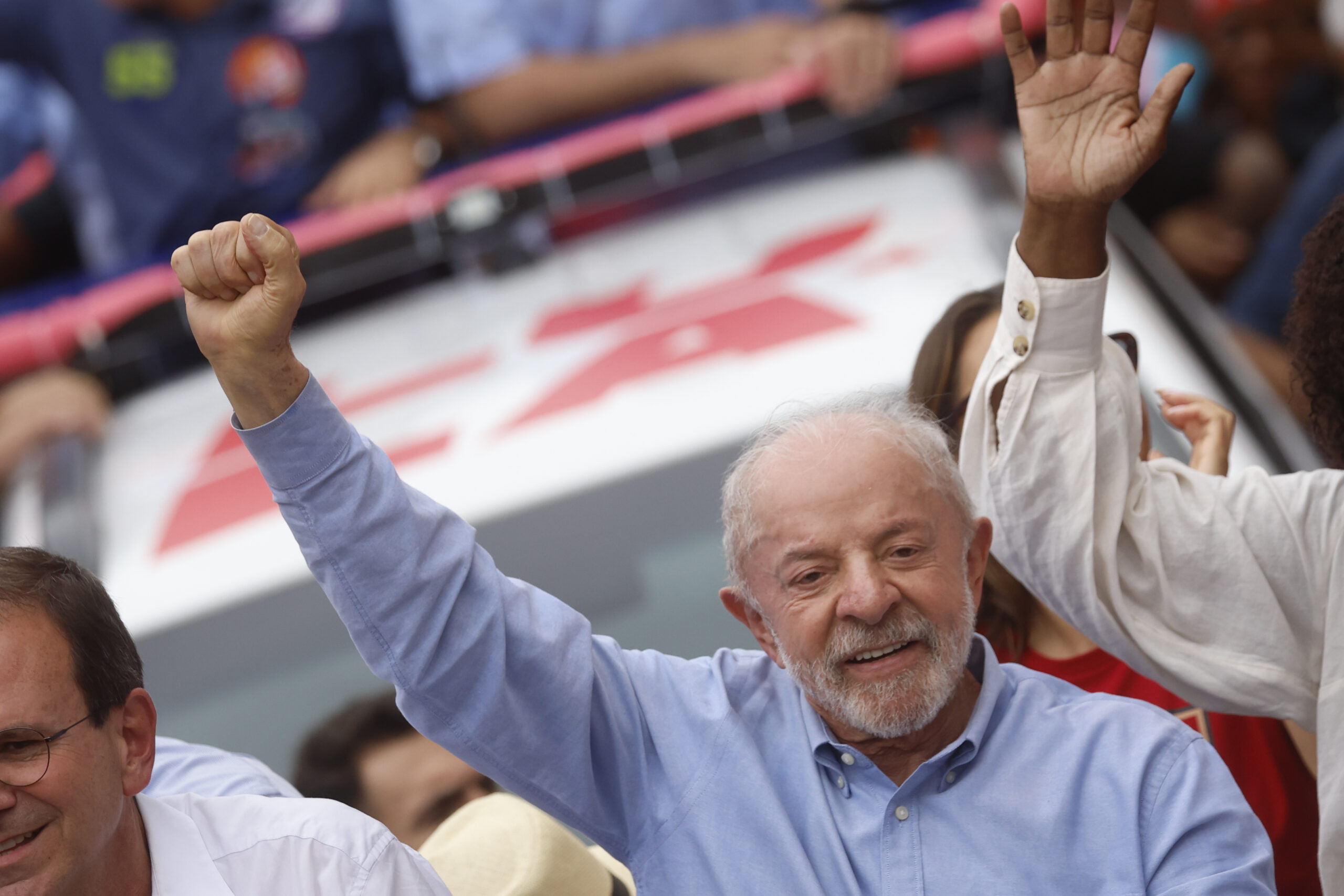 Rally de Lula na Zona Leste de SP usa canção de Nossa Senhora em meio a controvérsia eleitoral