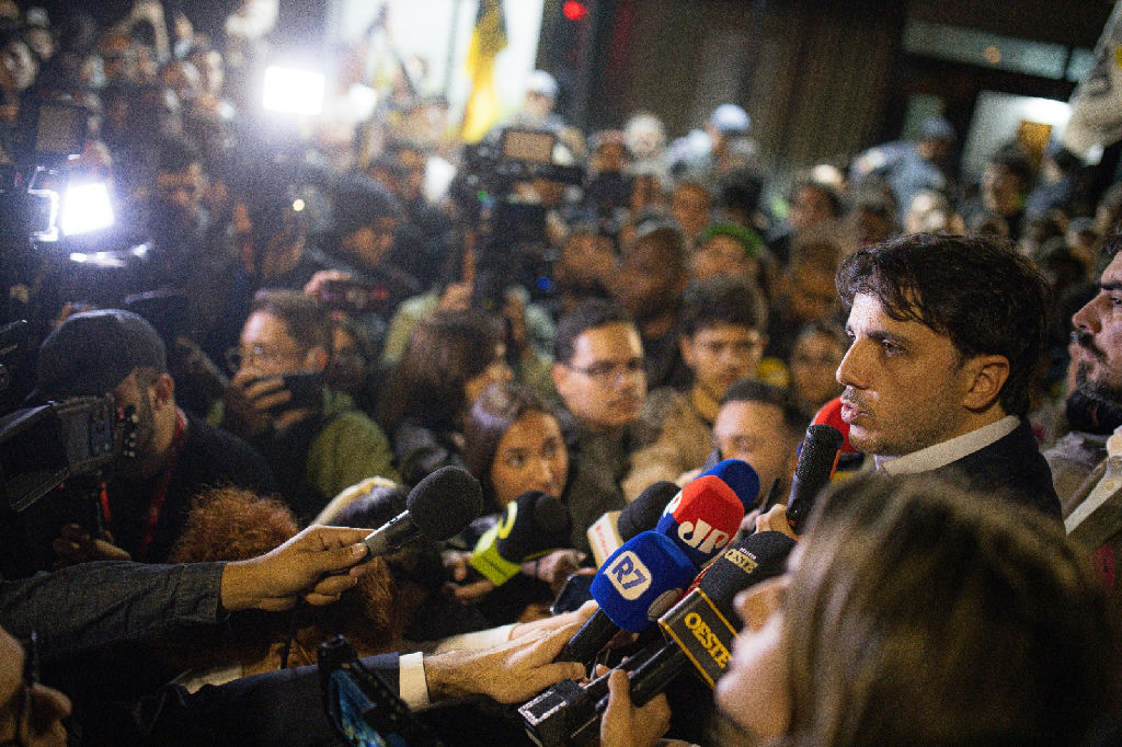 Renan Santos celebra retorno às redes e convoca apoiadores à rebelião contra o sistema