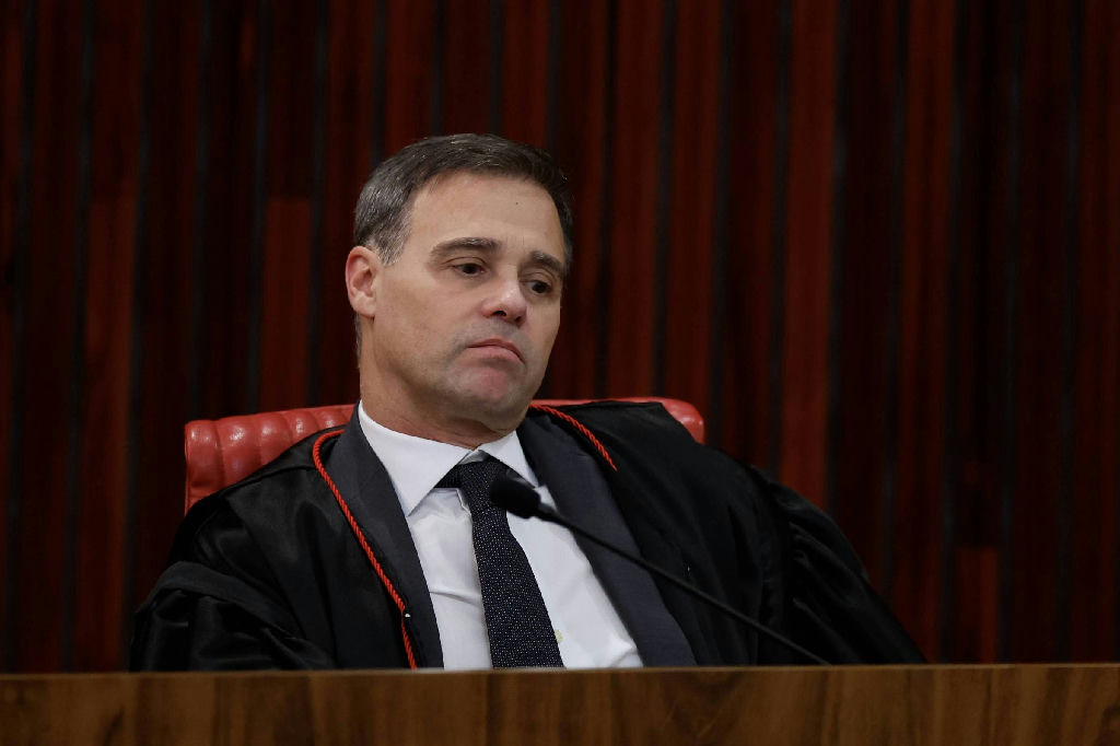 Reunião de Mendonça com PF gera tensão no STF por análise de mensagens de Moraes