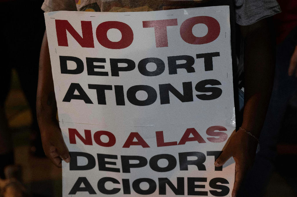 Suprema Corte dos EUA avalia pedido de Trump para deportar migrantes a terceiros países