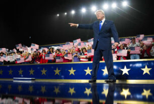 Trump intensifica ataques a democratas e ecoa comícios em convenção republicana