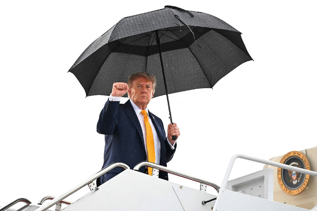 Trump minimiza conflito no Irã e o classifica como 'fichinha' para os Estados Unidos