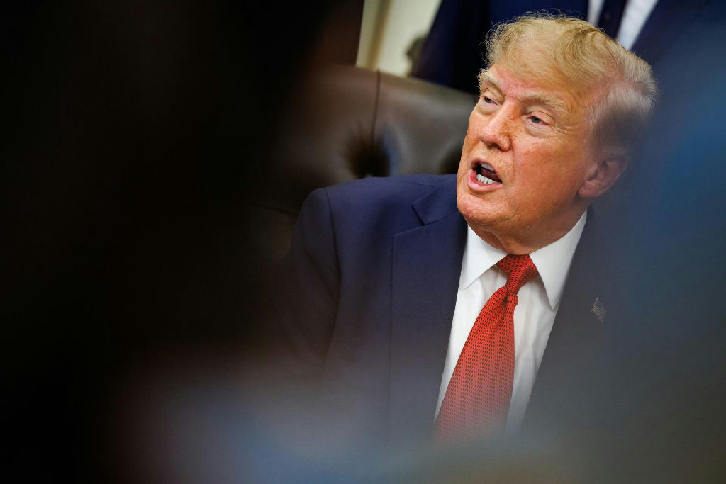 Trump rechaça desacelerar IA e reforça competição tecnológica com a China