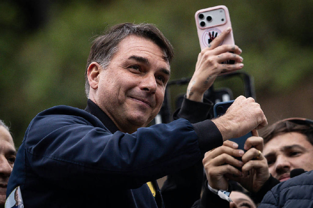 Viagem de Flávio Bolsonaro em jato ligado a Vorcaro em 2025 gera questionamentos