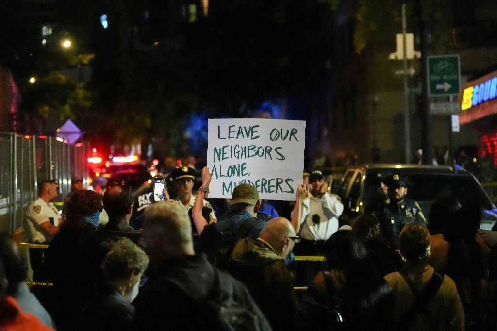 Ação do ICE em Nova York deixa imigrante ferido e acirra embate político