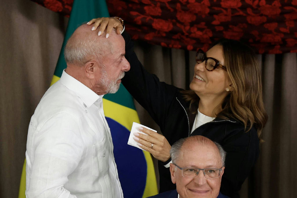 Após Lula ficar atrás de Flávio Bolsonaro no primeiro turno, críticas a Janja se intensificam entre aliados
