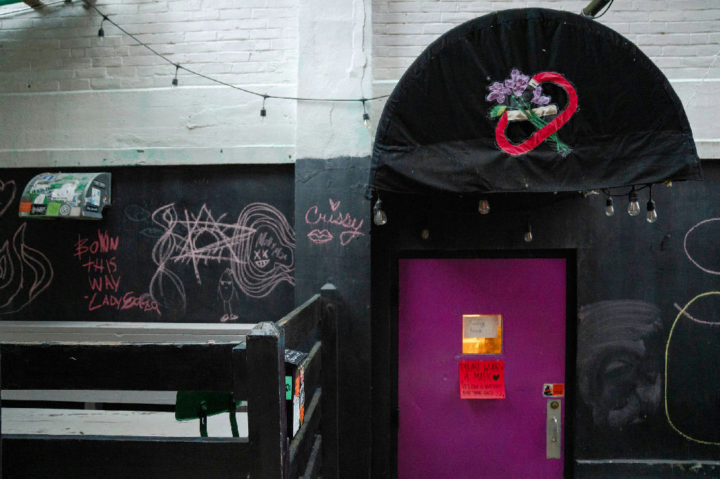 Bar lésbico nos EUA provoca debate sobre máscaras e inclusão na comunidade Lgbtqia+