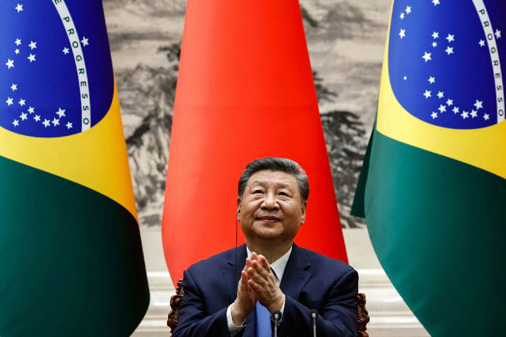 China reitera compromisso com Brasil em cenário eleitoral e alinhamento de Flávio Bolsonaro
