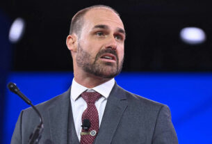 Eduardo Bolsonaro projeta alinhamento internacional e mudança de embaixada em eventual governo Flávio