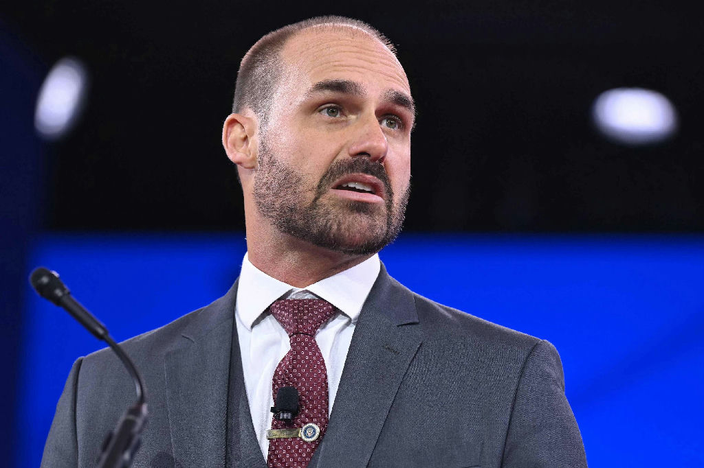 Eduardo Bolsonaro projeta alinhamento internacional e mudança de embaixada em eventual governo Flávio