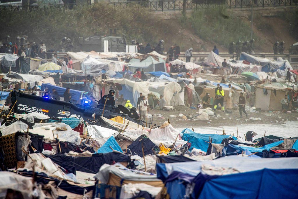 Espanha desocupa acampamento de migrantes em Ceuta antes de visita real