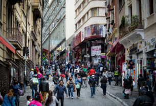 Expectativa de vida global se aproxima de patamares pré-pandemia, revela OMS