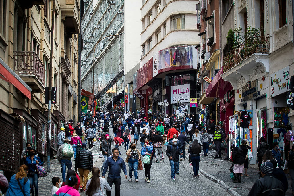Expectativa de vida global se aproxima de patamares pré-pandemia, revela OMS
