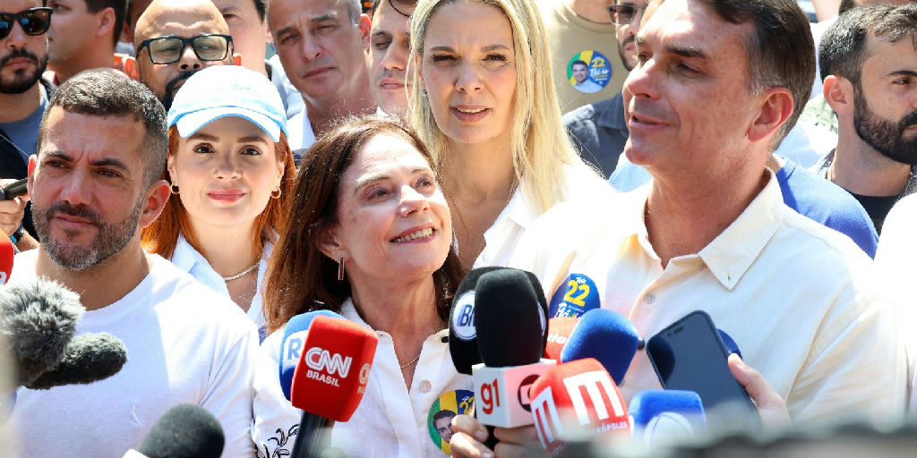 Flávio Bolsonaro promete 'guerra' ao crime organizado e defende programas sociais