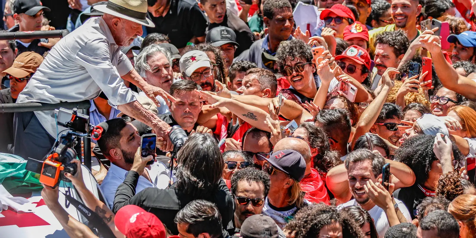 Lula defende jornada 5x2 e critica 'sócios do Banco Master' em ato de campanha no DF
