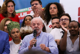 Lula desafia Flávio Bolsonaro a apoiar o fim da escala 6x1 em meio à disputa eleitoral