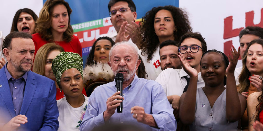 Lula desafia Flávio Bolsonaro a apoiar o fim da escala 6x1 em meio à disputa eleitoral