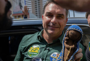 Manipulação da fé: a promessa de Flávio Bolsonaro sobre Jesus como Senhor do Brasil