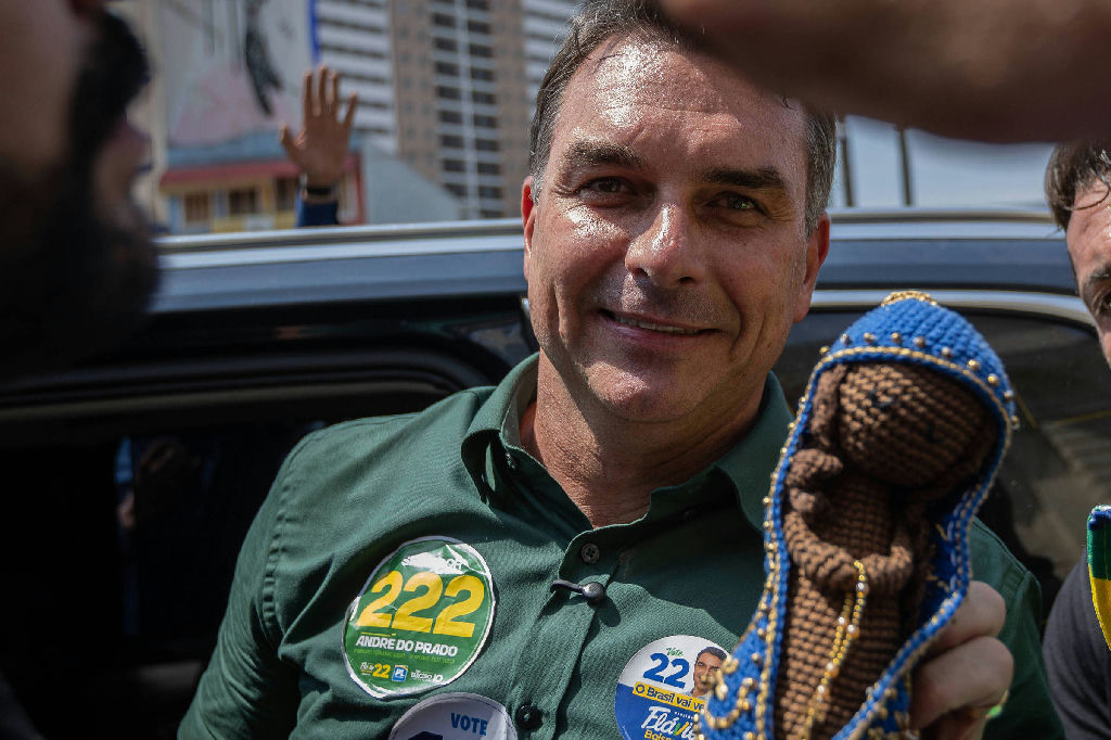 Manipulação da fé: a promessa de Flávio Bolsonaro sobre Jesus como Senhor do Brasil