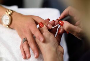 O que a coloração das unhas pode revelar sobre a sua saúde