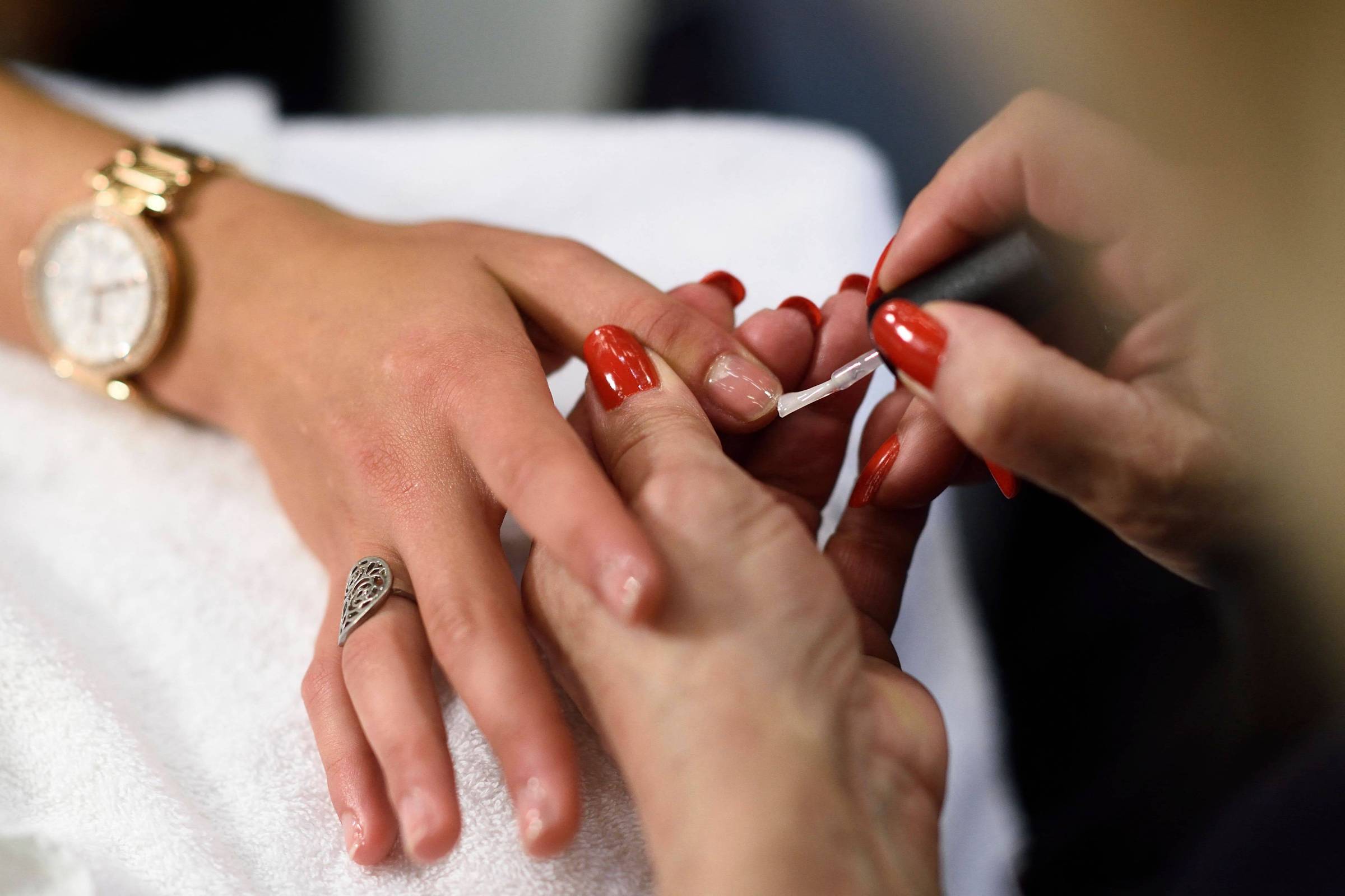 O que a coloração das unhas pode revelar sobre a sua saúde