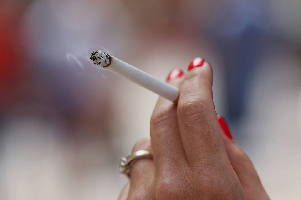 Parar de fumar reduz em 16% o risco de demência, aponta estudo de longo prazo