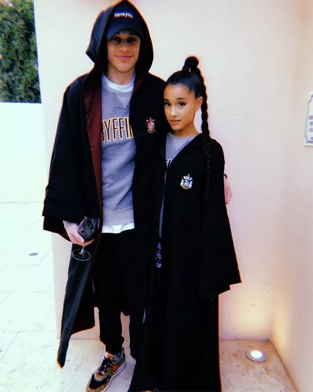 Pete Davidson defende Ariana Grande após ataques constantes à aparência da cantora